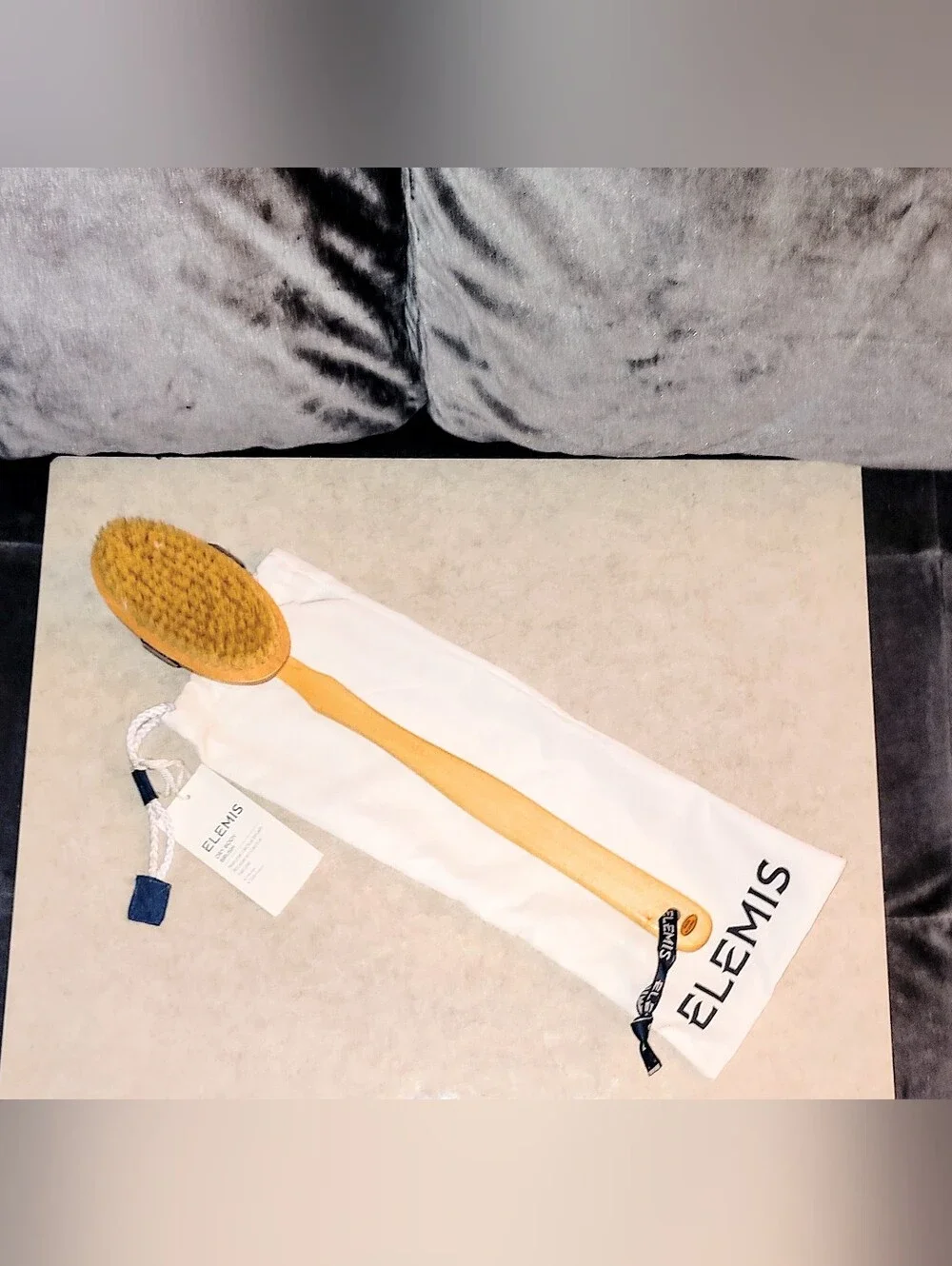 NWT ELEMIS BODY DETOX LONG HANDLE EXFOLIATING DRY BODY BRUSH WITH STORAGE BAG.